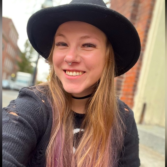 Meet your Posher, Tonya✨ - Picture 1 of 2